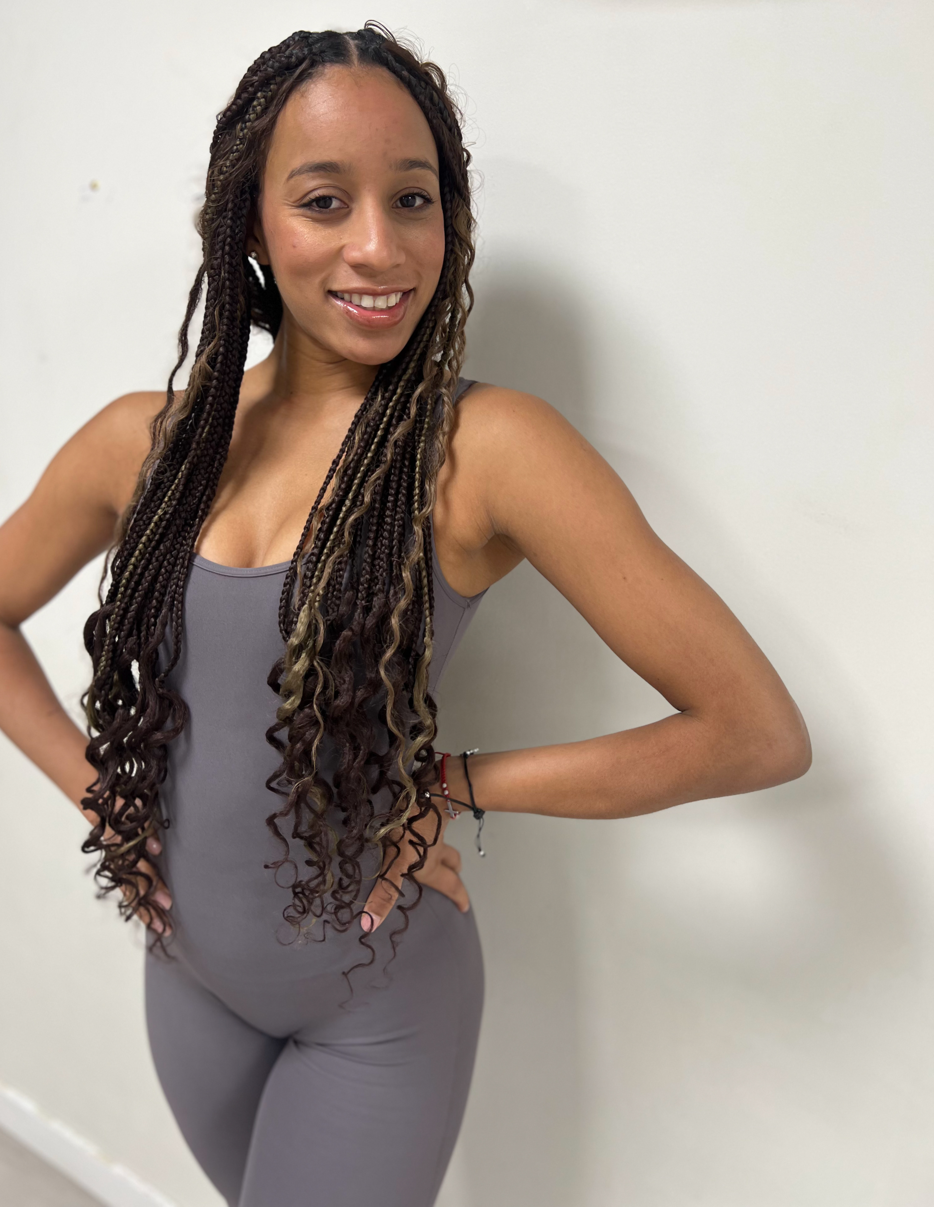 Yenis Hailam, bailarina profesional ejecutando movimientos afrocubanos con expresión y técnica depurada