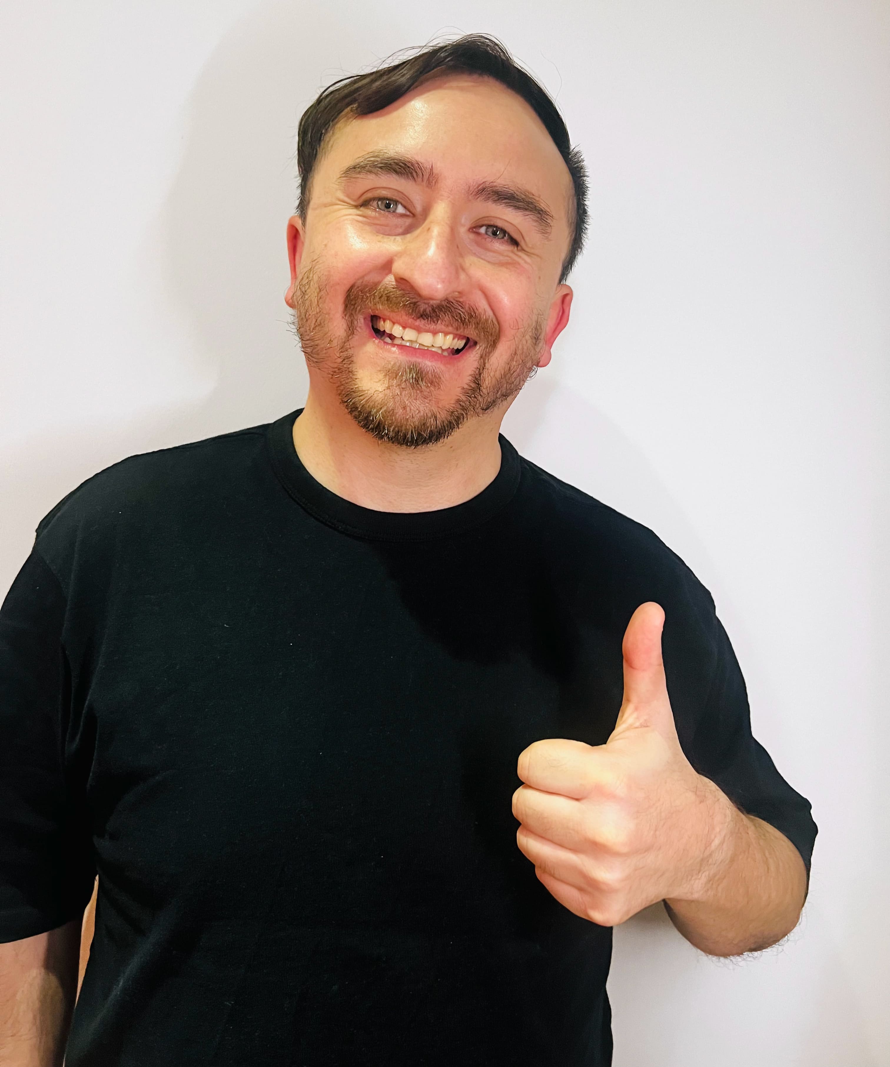 Beto enseñando técnica de salsa en línea, enfocado en la precisión y seguridad del alumno