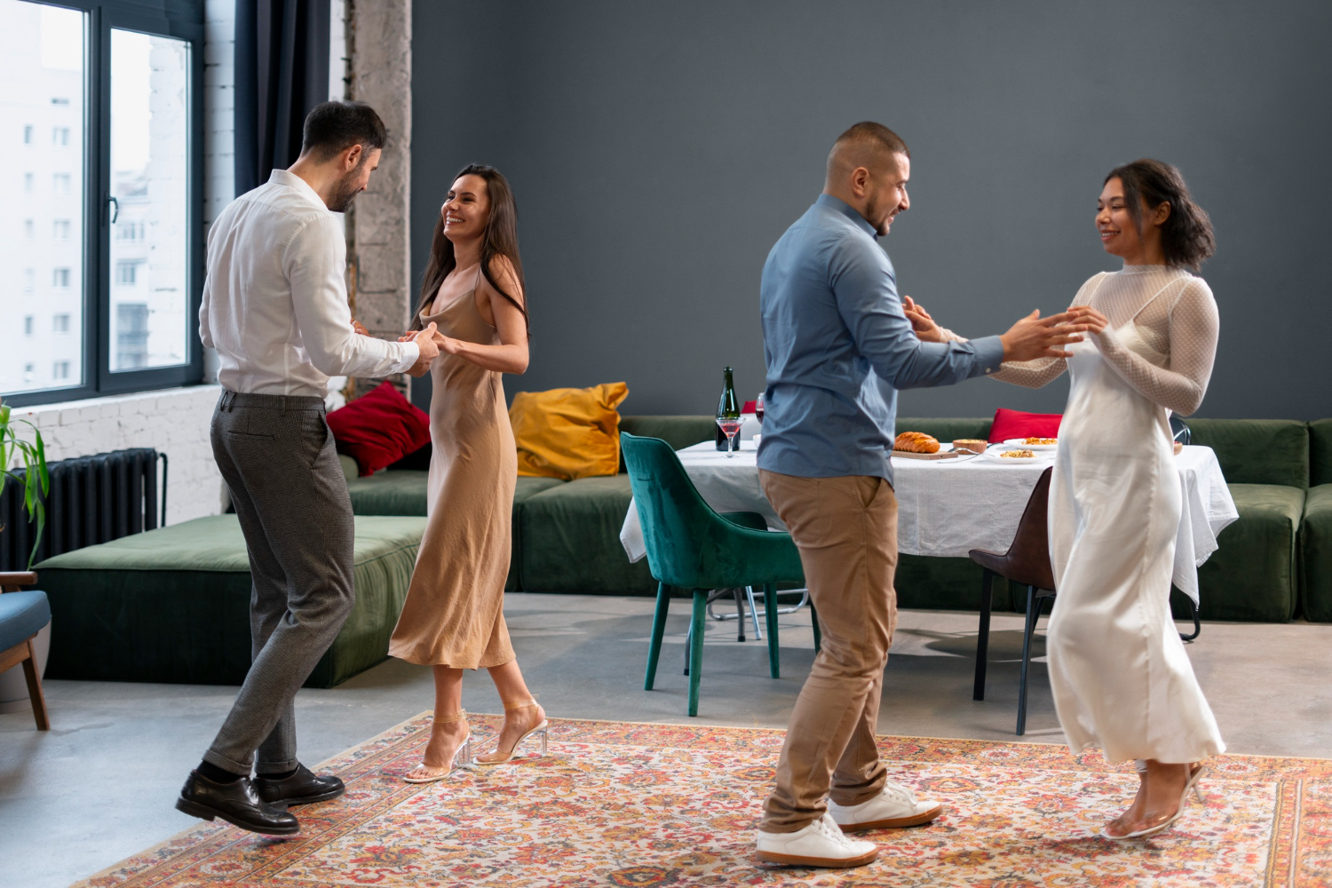 Grupo en círculo bailando rueda de casino, cambiando de pareja siguiendo llamadas del director